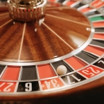 Рулетка в казино с шариком и фишками на игровом столе