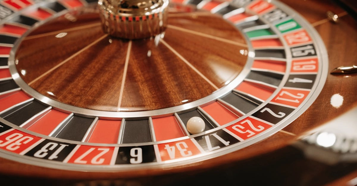 Рулетка в казино с шариком и фишками на игровом столе